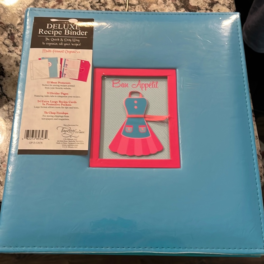 New Deluxe Recipe 3 ring binder.  Contains sheet protectors, ……….